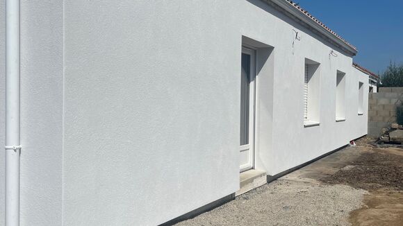 Entretenir sa façade en Vendée : nettoyage et ravalement d'une maison individuelle par Cristal Vendée.